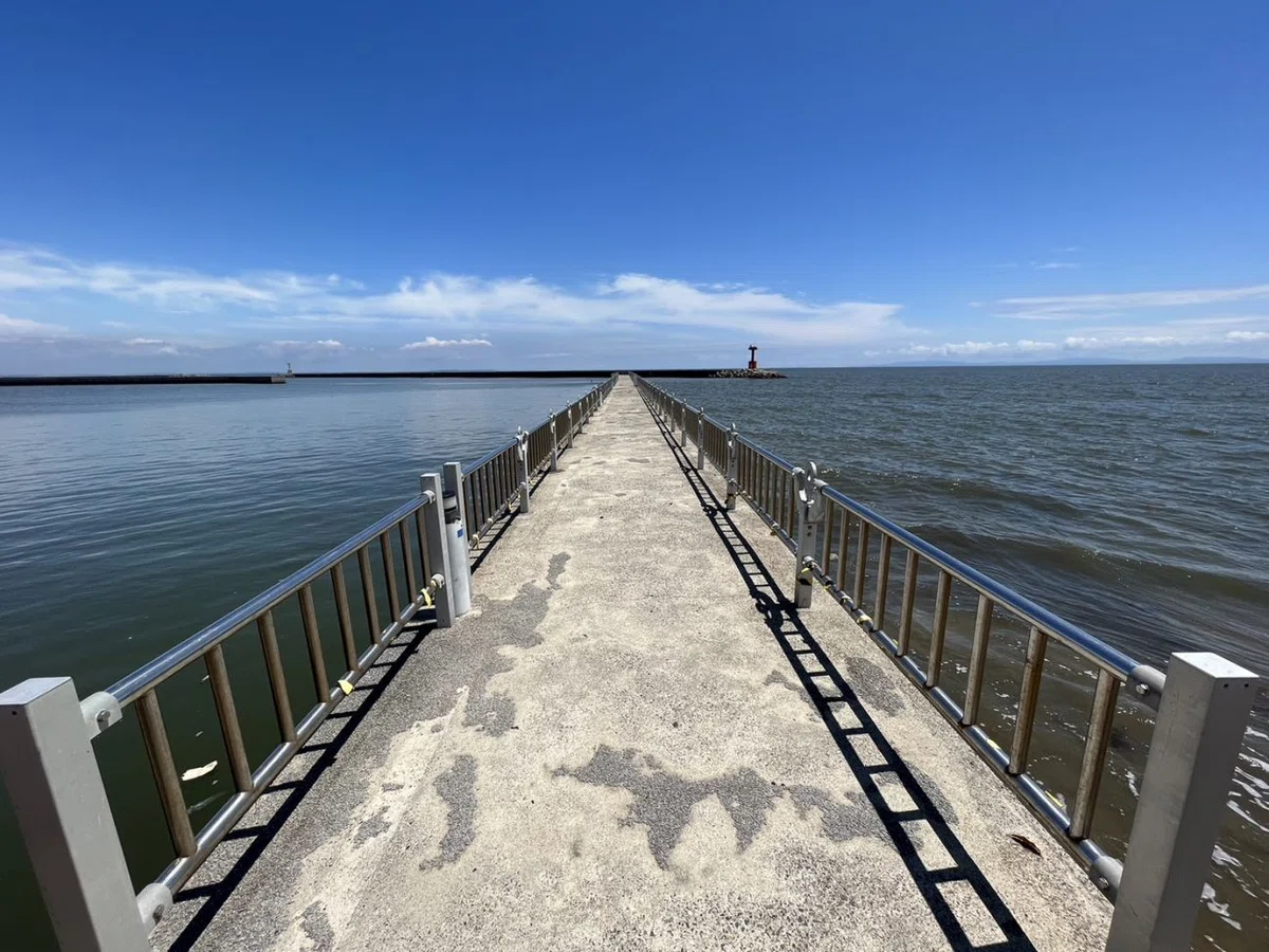 玉のnoteに掲載されている海へ続く堤防の風景